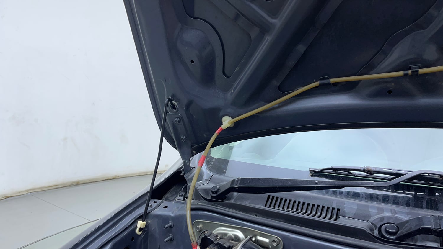 Used 2018 Maruti Suzuki Alto 800 LXi Petrol Manual engine ENGINE RIGHT SIDE HINGE & APRON VIEW