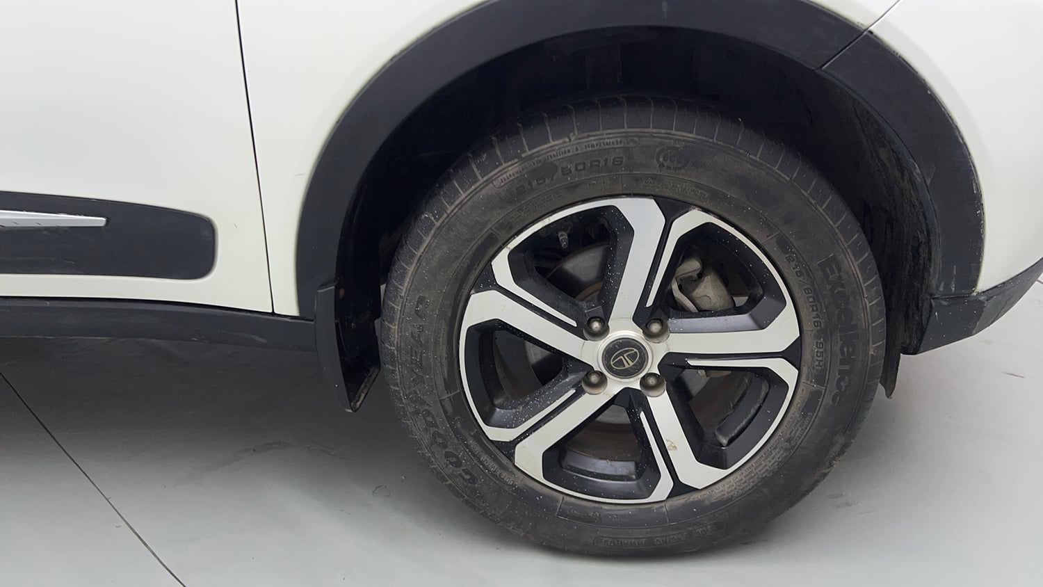 Used 2022 Tata Nexon XZA Plus (HS) Petrol Automatic tyres RIGHT FRONT TYRE RIM VIEW