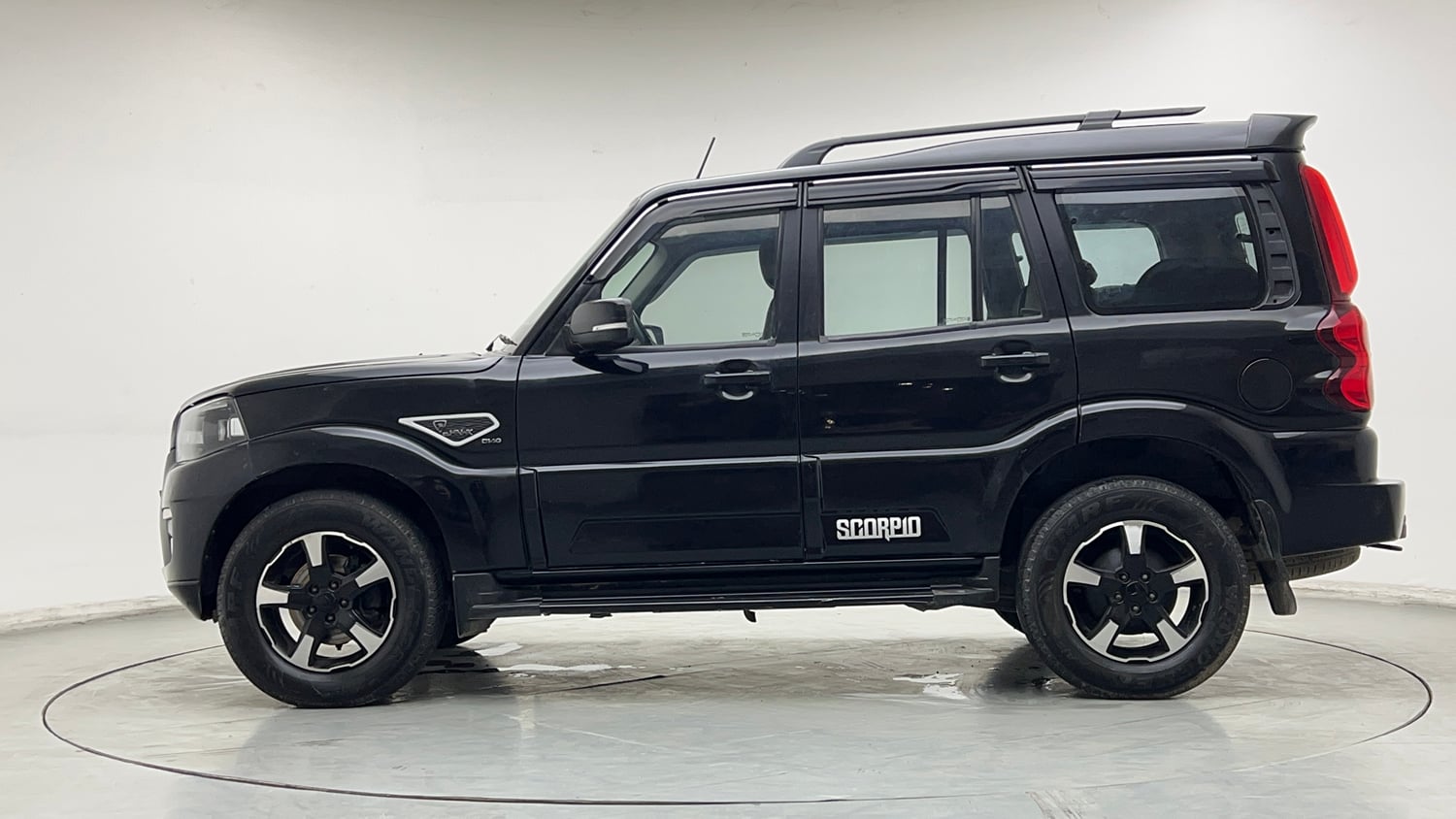 Used 2022 Mahindra Scorpio S9 Diesel Manual exterior LEFT SIDE VIEW