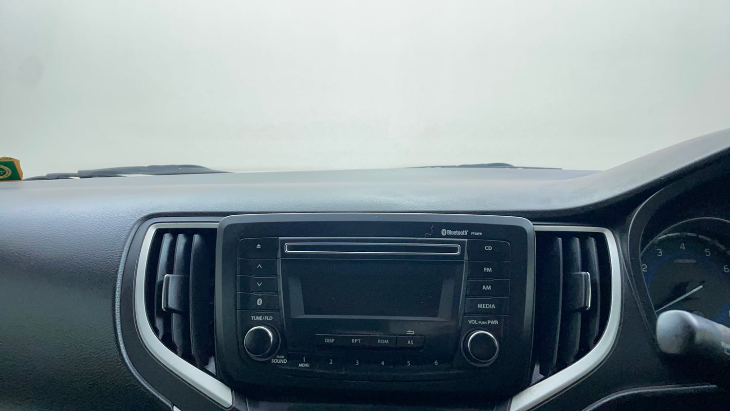 Used 2017 Maruti Suzuki Baleno Zeta 1.2 Petrol Manual top_features Integrated (in-dash) music system