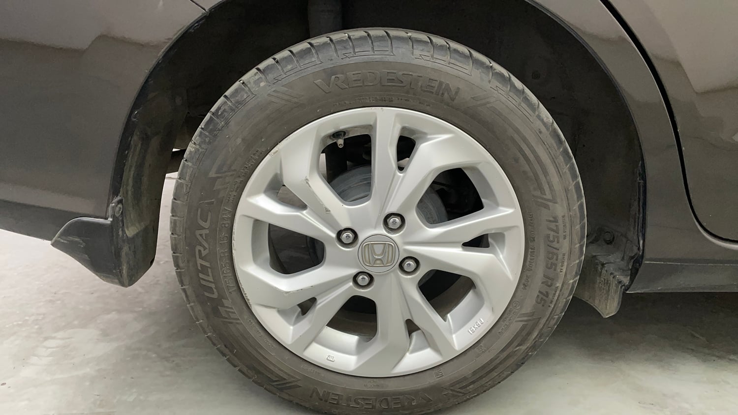 Used 2020 Honda Amaze 1.2 VX CVT Petrol Petrol Automatic tyres RIGHT REAR TYRE RIM VIEW