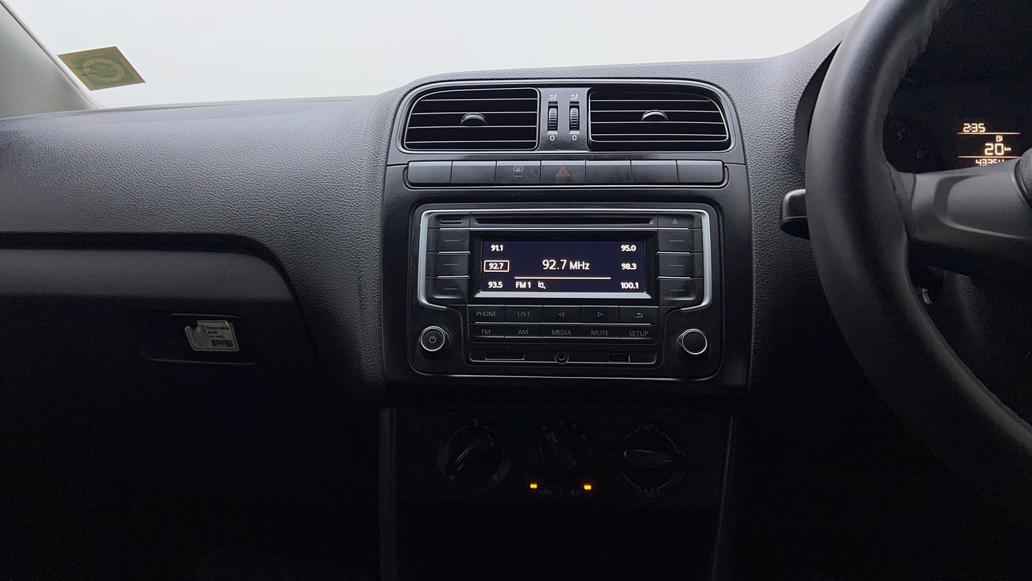 Used 2022 Volkswagen Polo Comfortline 1.0L MPI Petrol Manual interior MUSIC SYSTEM & AC CONTROL VIEW
