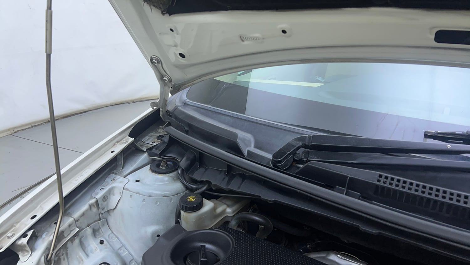 Used 2018 Toyota Etios Liva VXD Diesel Manual engine ENGINE RIGHT SIDE HINGE & APRON VIEW