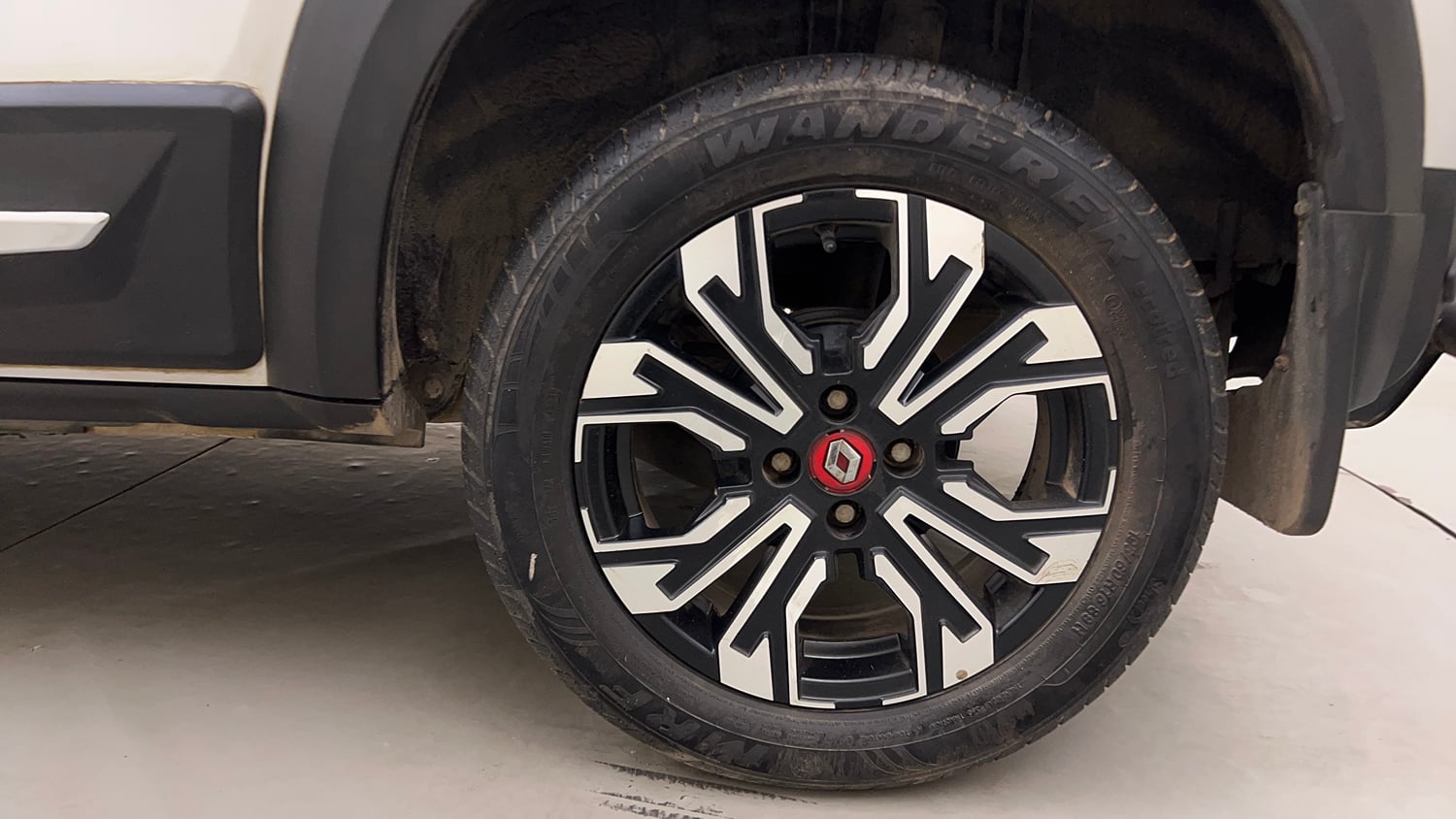 Used 2022 Renault Kiger RXZ Turbo MT Dual Tone Petrol Manual tyres LEFT REAR TYRE RIM VIEW