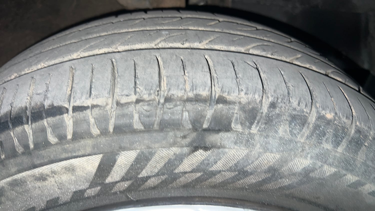 Used 2016 Mahindra KUV100 K4 6 STR Petrol Manual tyres RIGHT FRONT TYRE TREAD VIEW