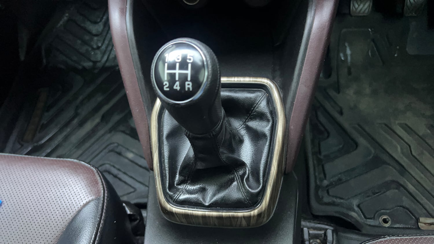 Used 2023 Maruti Suzuki Grand Vitara Alpha Dual Tone Smart Hybrid Petrol Manual interior GEAR  KNOB VIEW