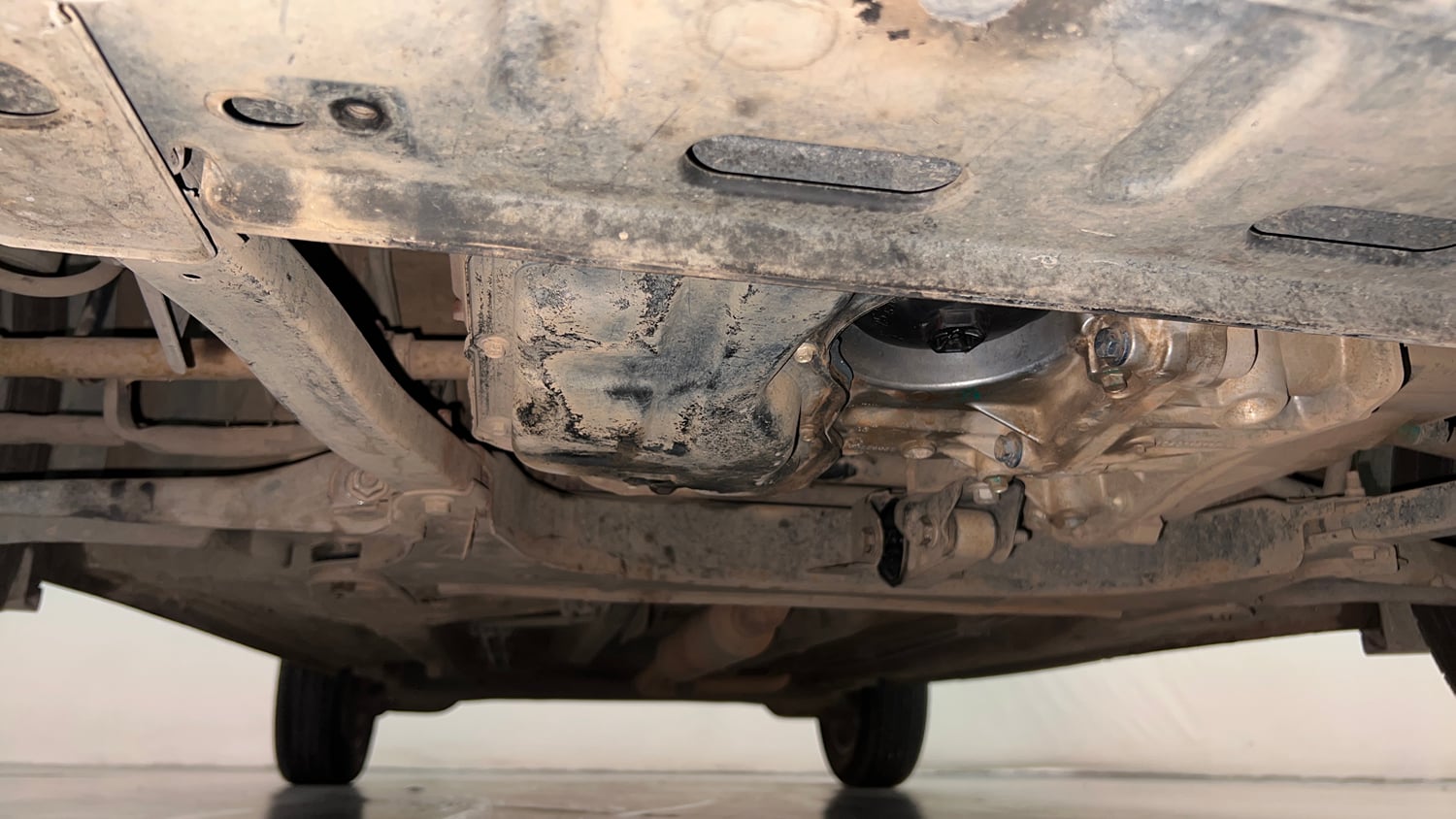 Used 2022 Renault Kiger RXZ Turbo MT Dual Tone Petrol Manual extra FRONT LEFT UNDERBODY VIEW