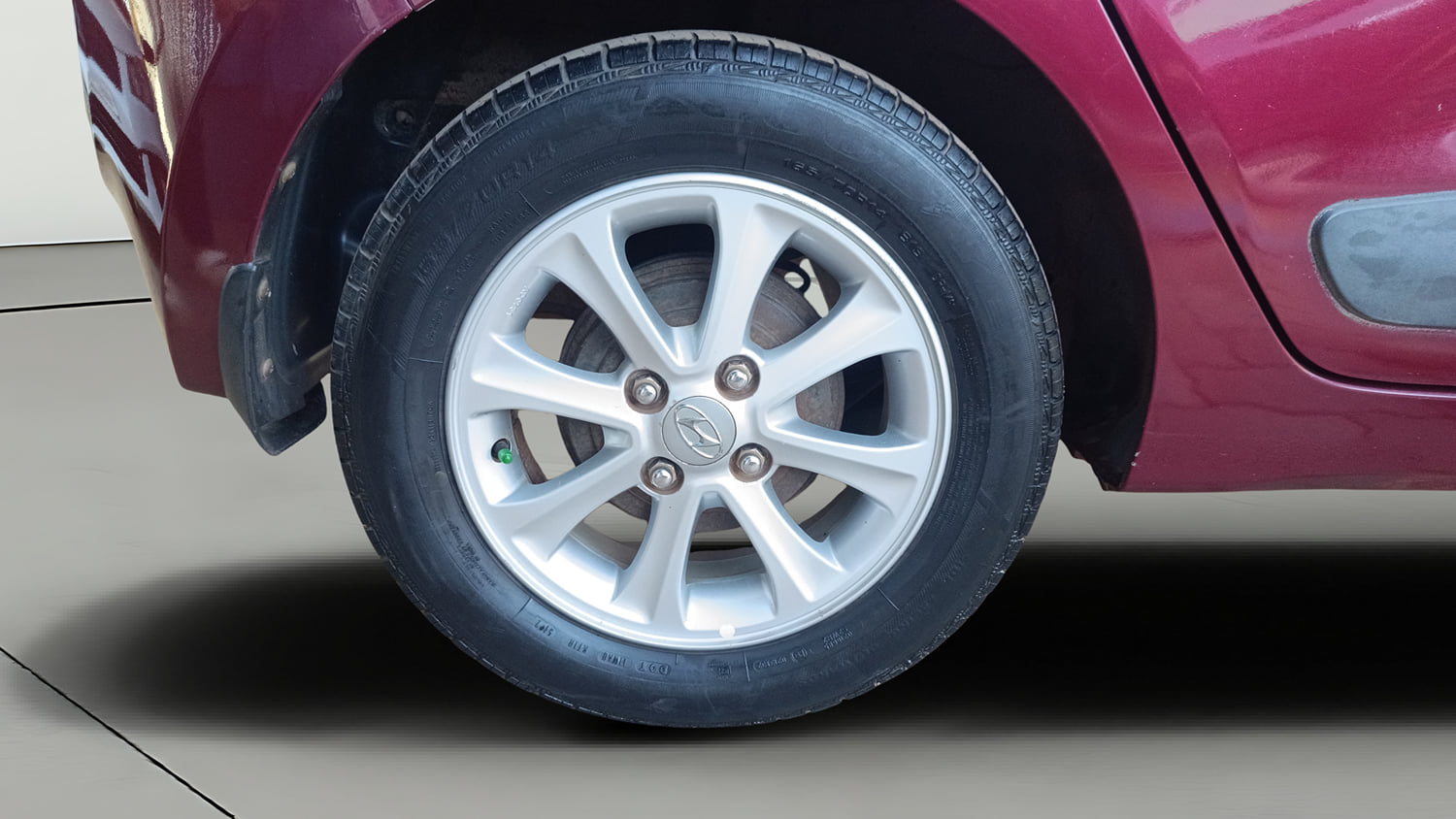 Used 2015 Hyundai Grand i10 Asta AT 1.2 Kappa VTVT Petrol Automatic tyres RIGHT REAR TYRE RIM VIEW