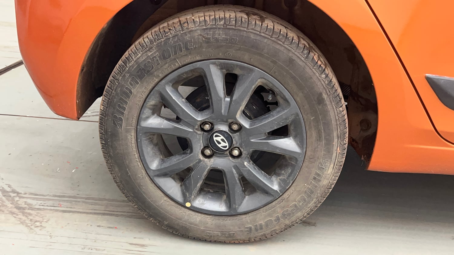 Used 2019 Hyundai Elite i20 Sportz Plus 1.2 Petrol Manual tyres RIGHT REAR TYRE RIM VIEW