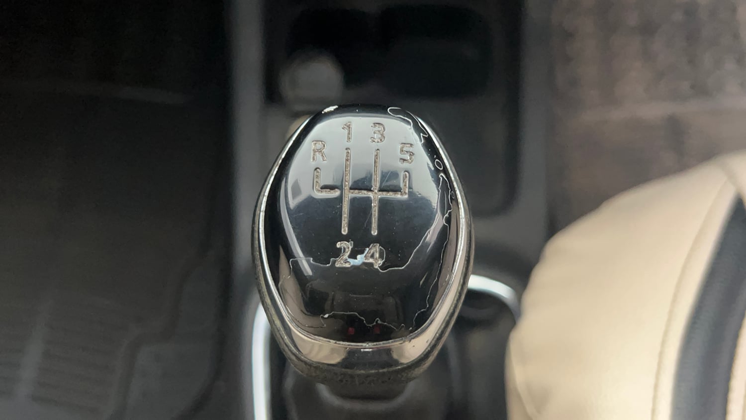 Used 2018 Renault Kwid RXT (O) 1.0 SCE Edition Petrol Manual interior GEAR  KNOB VIEW