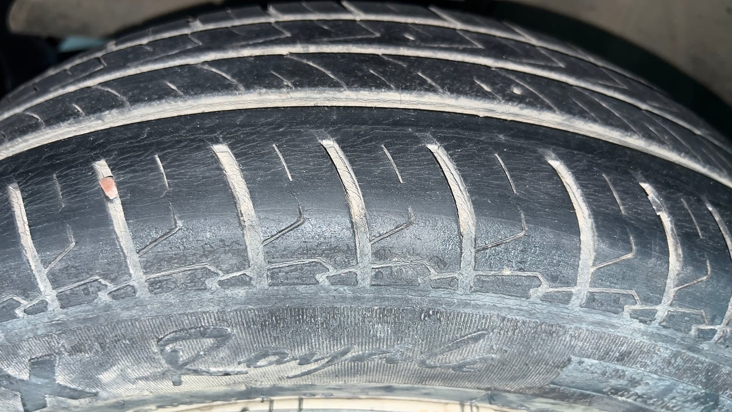 Used 2022 Maruti Suzuki Swift VXi Petrol Manual tyres LEFT FRONT TYRE TREAD VIEW