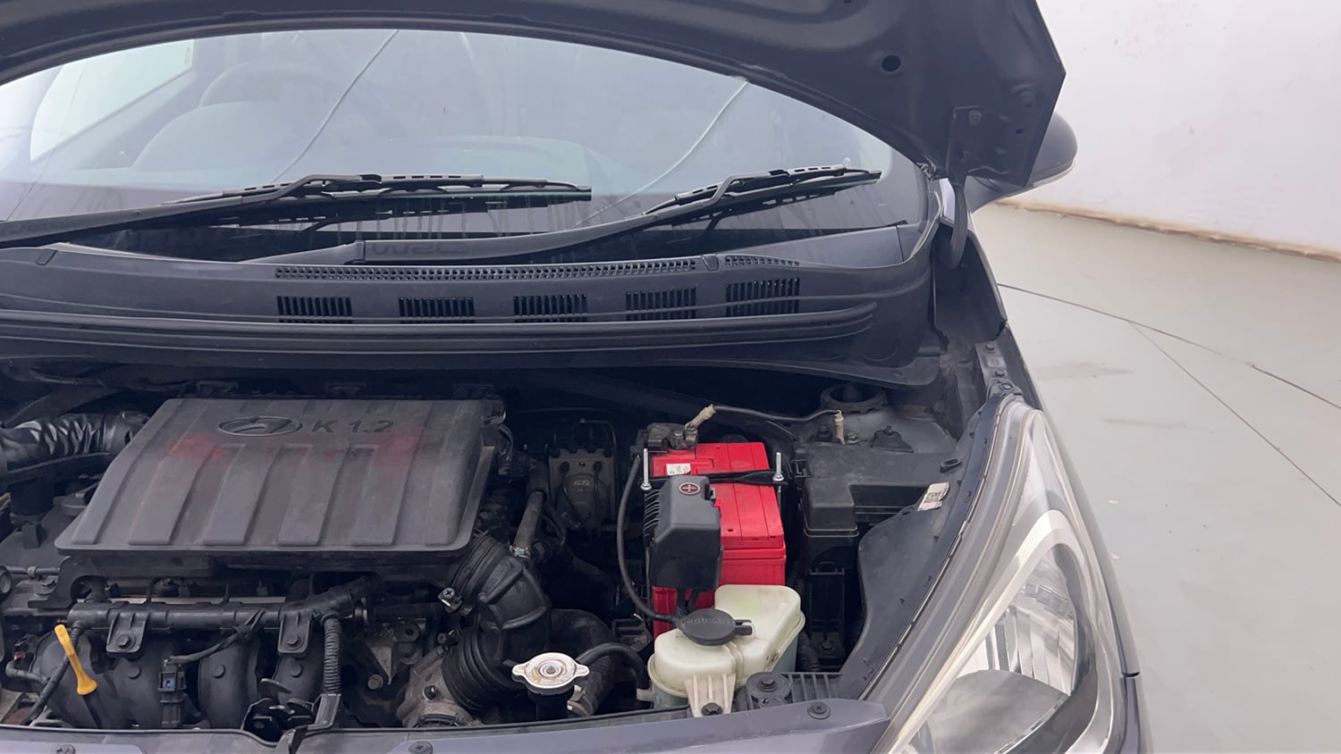 Used 2019 Hyundai Xcent SX Petrol Manual engine ENGINE LEFT SIDE HINGE & APRON VIEW