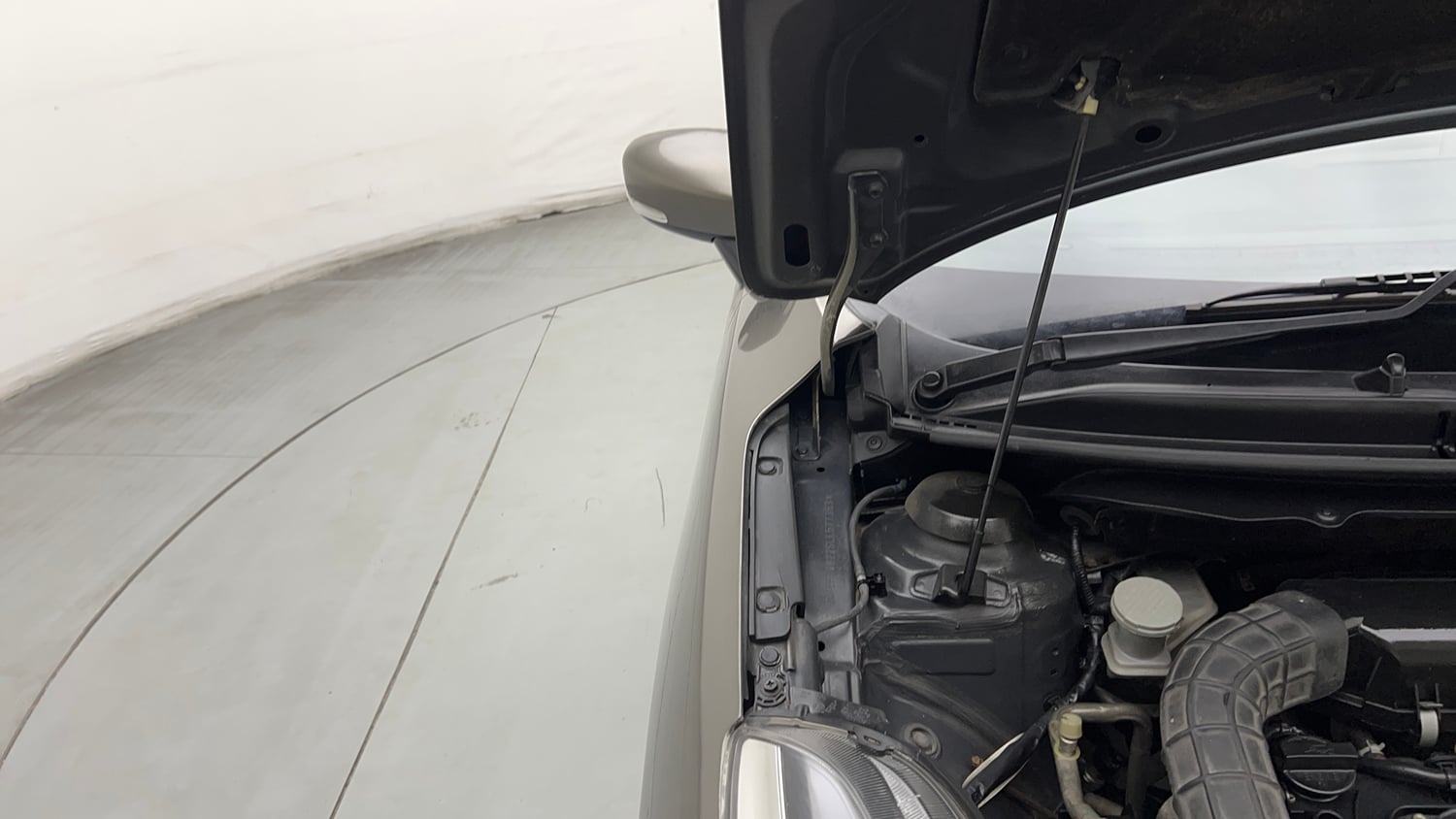 Used 2020 Maruti Suzuki Baleno Zeta Petrol Manual engine ENGINE RIGHT SIDE HINGE & APRON VIEW