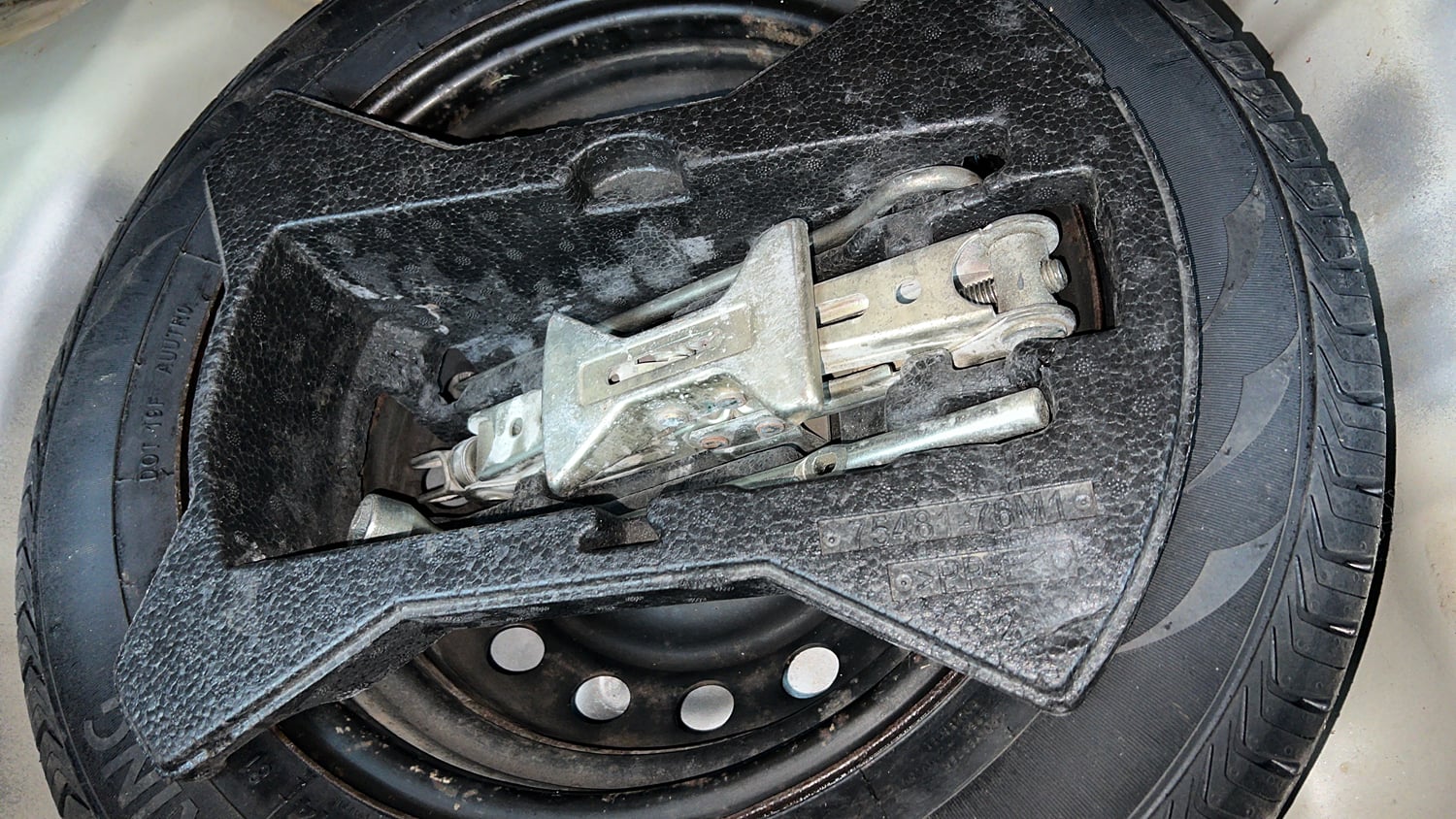 Used 2014 Maruti Suzuki Celerio VXi Petrol Manual tyres SPARE TYRE VIEW