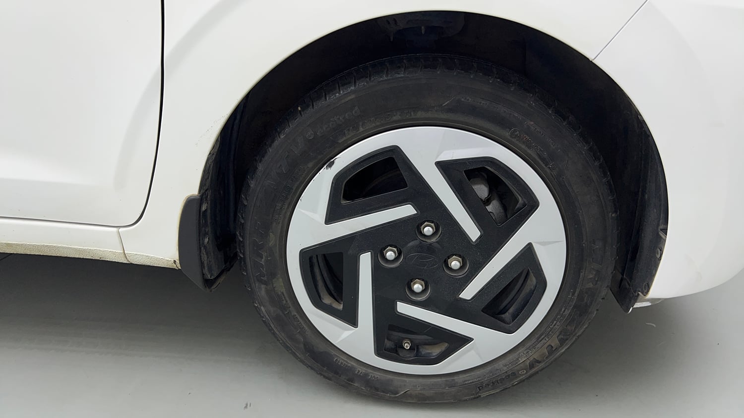 Used 2023 Hyundai Grand i10 Nios Sportz 1.2 Kappa VTVT Petrol Manual tyres RIGHT FRONT TYRE RIM VIEW