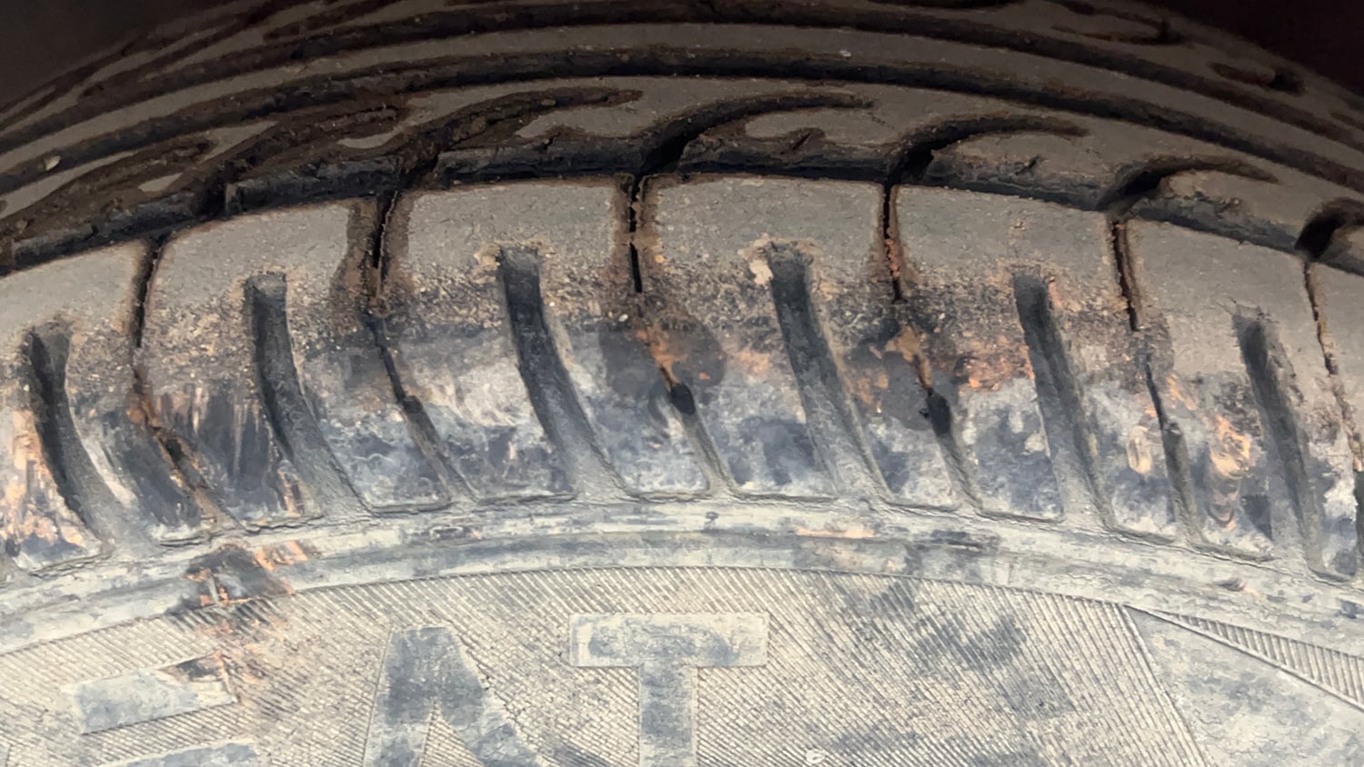 Used 2015 Hyundai Elite i20 Magna 1.2 Petrol Manual tyres LEFT FRONT TYRE TREAD VIEW