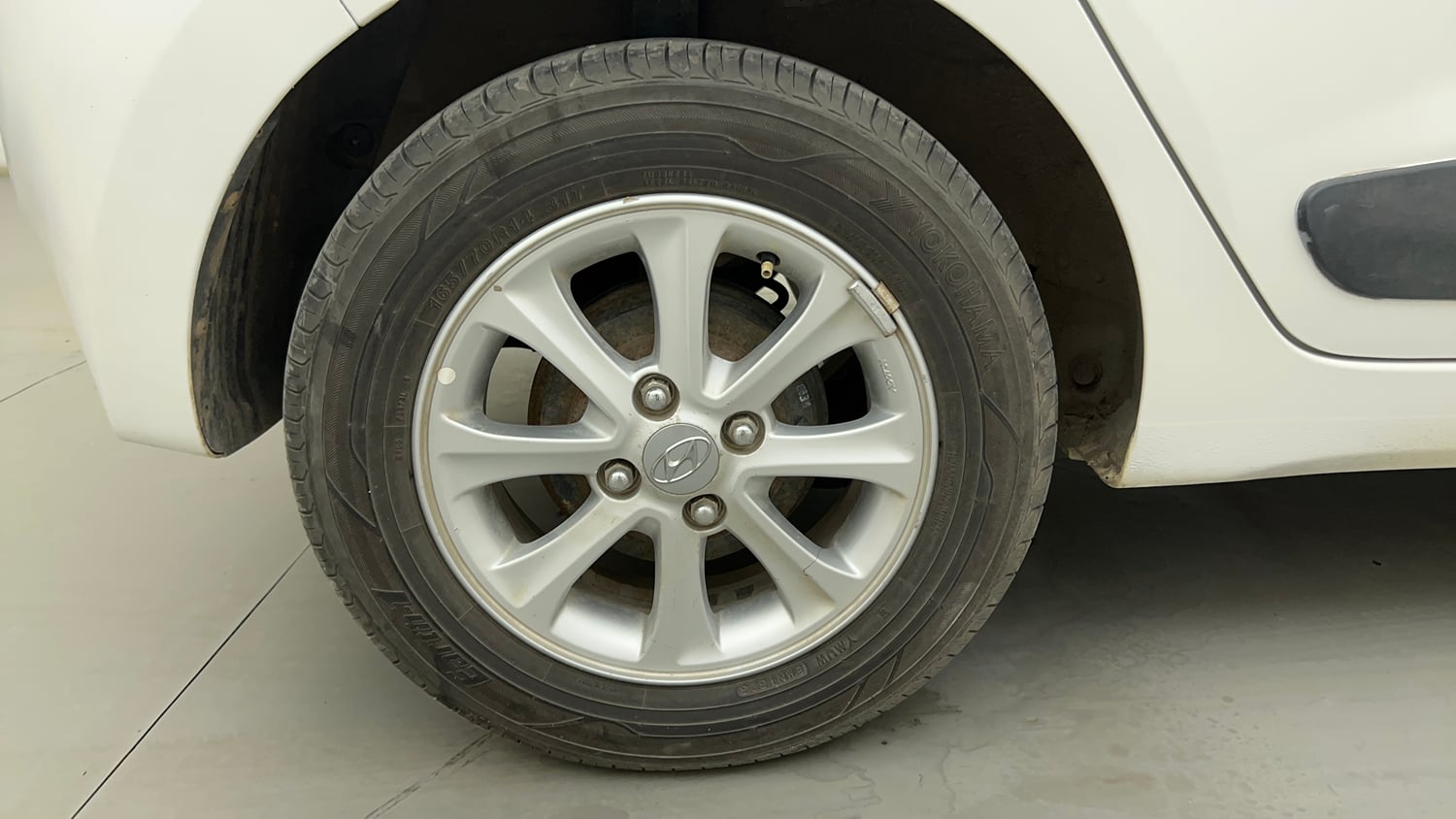 Used 2015 Hyundai Grand i10 Asta AT 1.2 Kappa VTVT Petrol Automatic tyres RIGHT REAR TYRE RIM VIEW