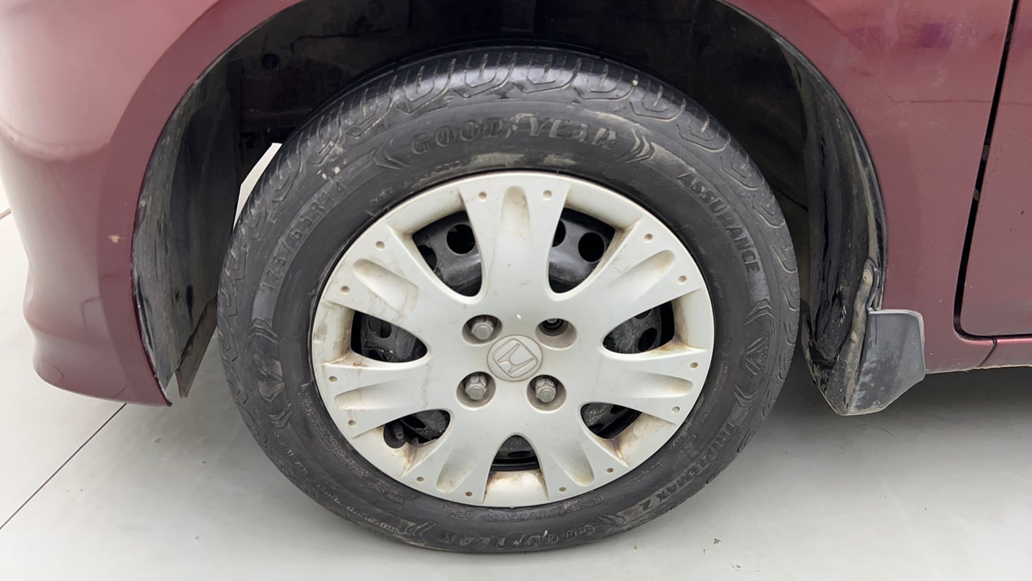 Used 2013 Honda Amaze 1.2 S i-VTEC Petrol Manual tyres LEFT FRONT TYRE RIM VIEW
