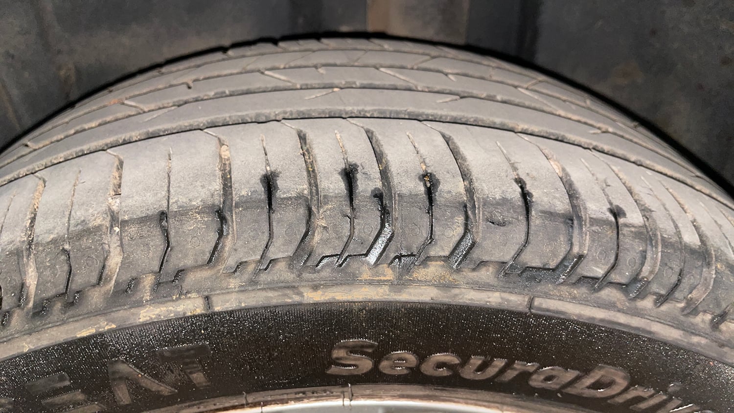 Used 2023 Volkswagen Virtus Highline 1.0 TSI AT Petrol Automatic tyres LEFT REAR TYRE TREAD VIEW