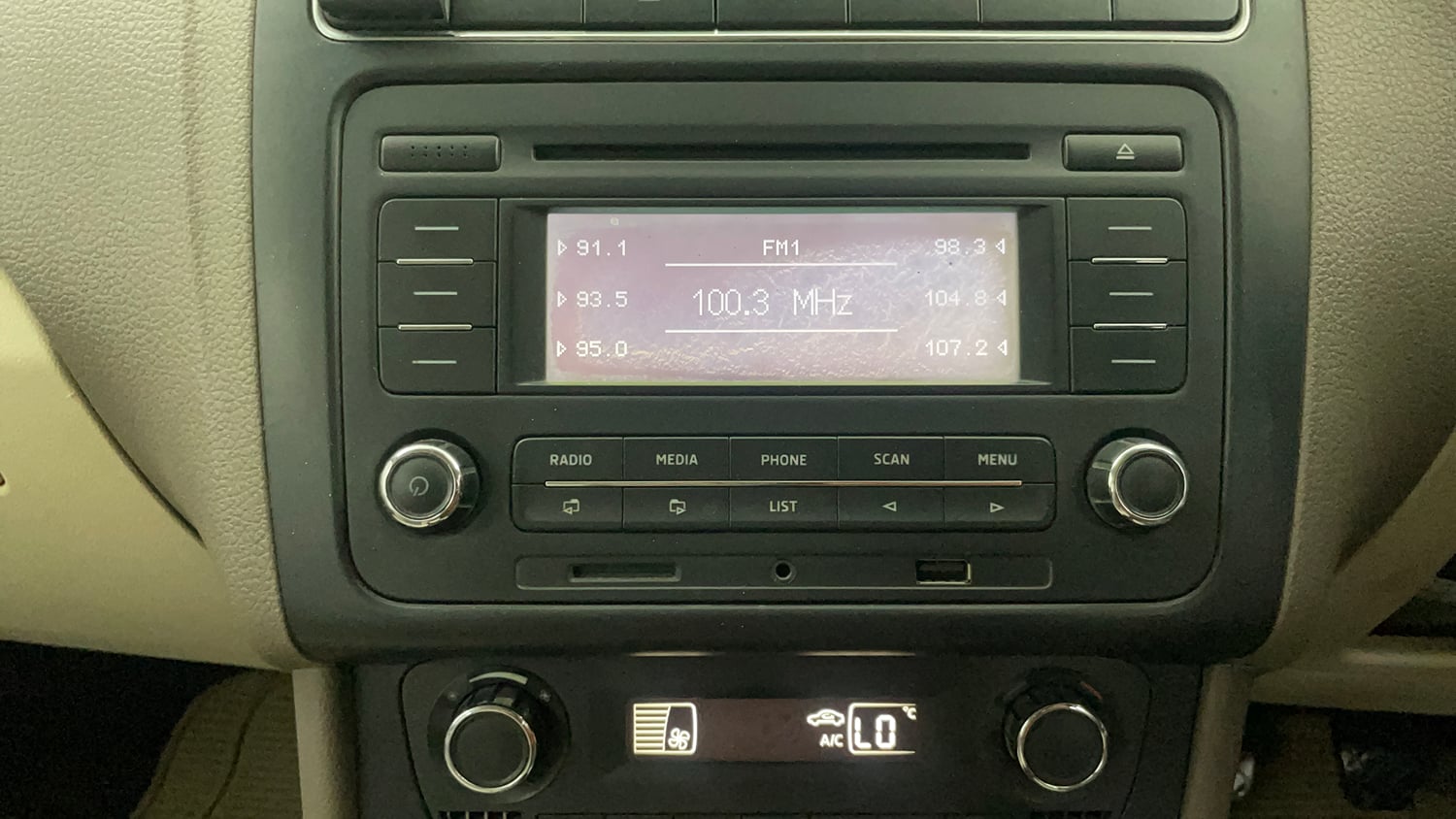 Used 2015 Skoda Rapid 1.6 MPI Elegance Petrol Manual top_features Integrated (in-dash) music system