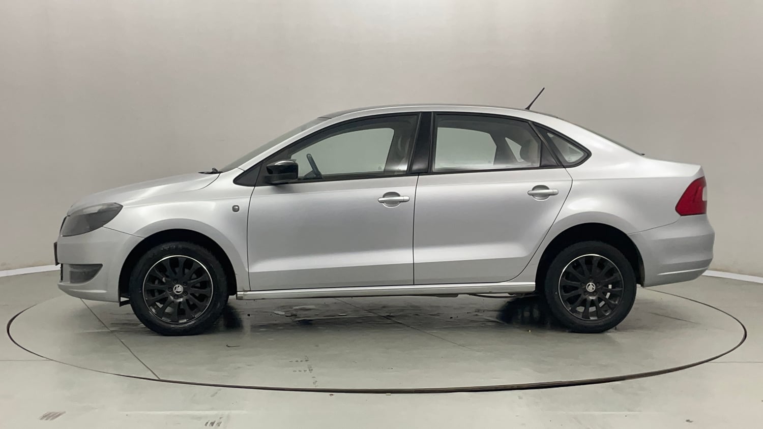 Used 2015 Skoda Rapid 1.6 MPI Elegance Petrol Manual exterior LEFT SIDE VIEW