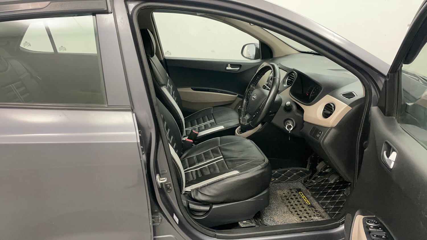Used 2017 Hyundai Grand i10 Sportz (O) 1.2 Kappa VTVT Petrol Manual interior RIGHT SIDE FRONT DOOR CABIN VIEW