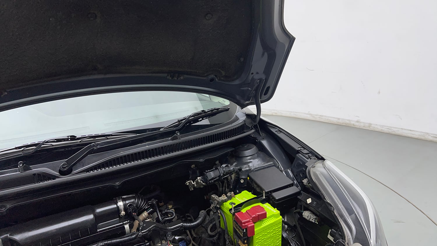 Used 2021 Maruti Suzuki Baleno Zeta Petrol Manual engine ENGINE LEFT SIDE HINGE & APRON VIEW