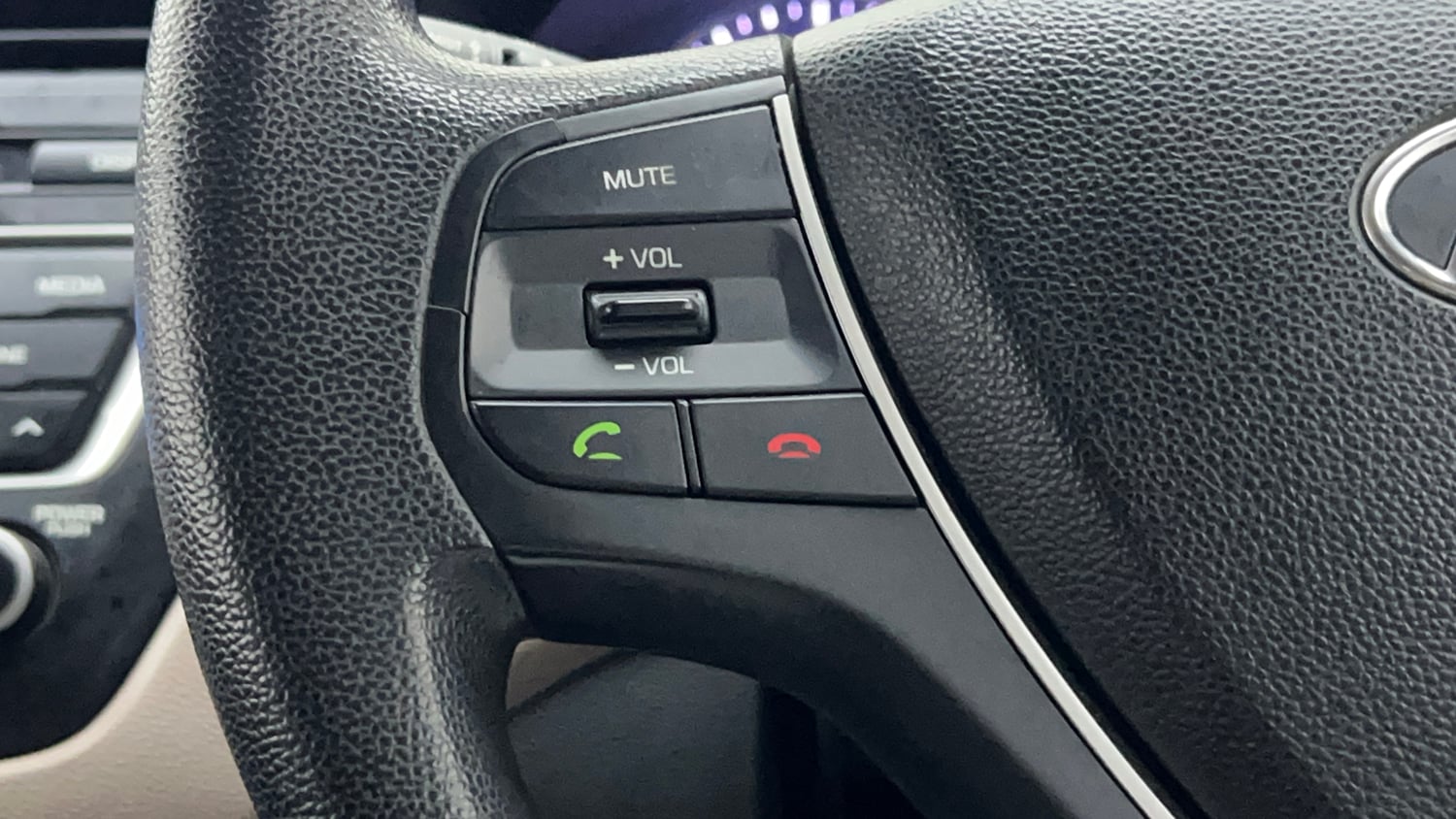 Used 2016 Hyundai Elite i20 Sportz 1.2 Petrol Manual top_features Steering mounted controls