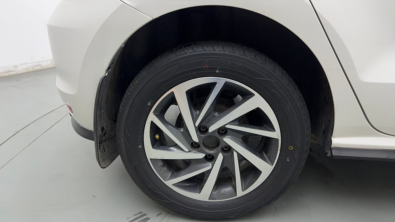 Used 2022 Volkswagen Polo Comfortline 1.0L MPI Petrol Manual tyres RIGHT REAR TYRE RIM VIEW