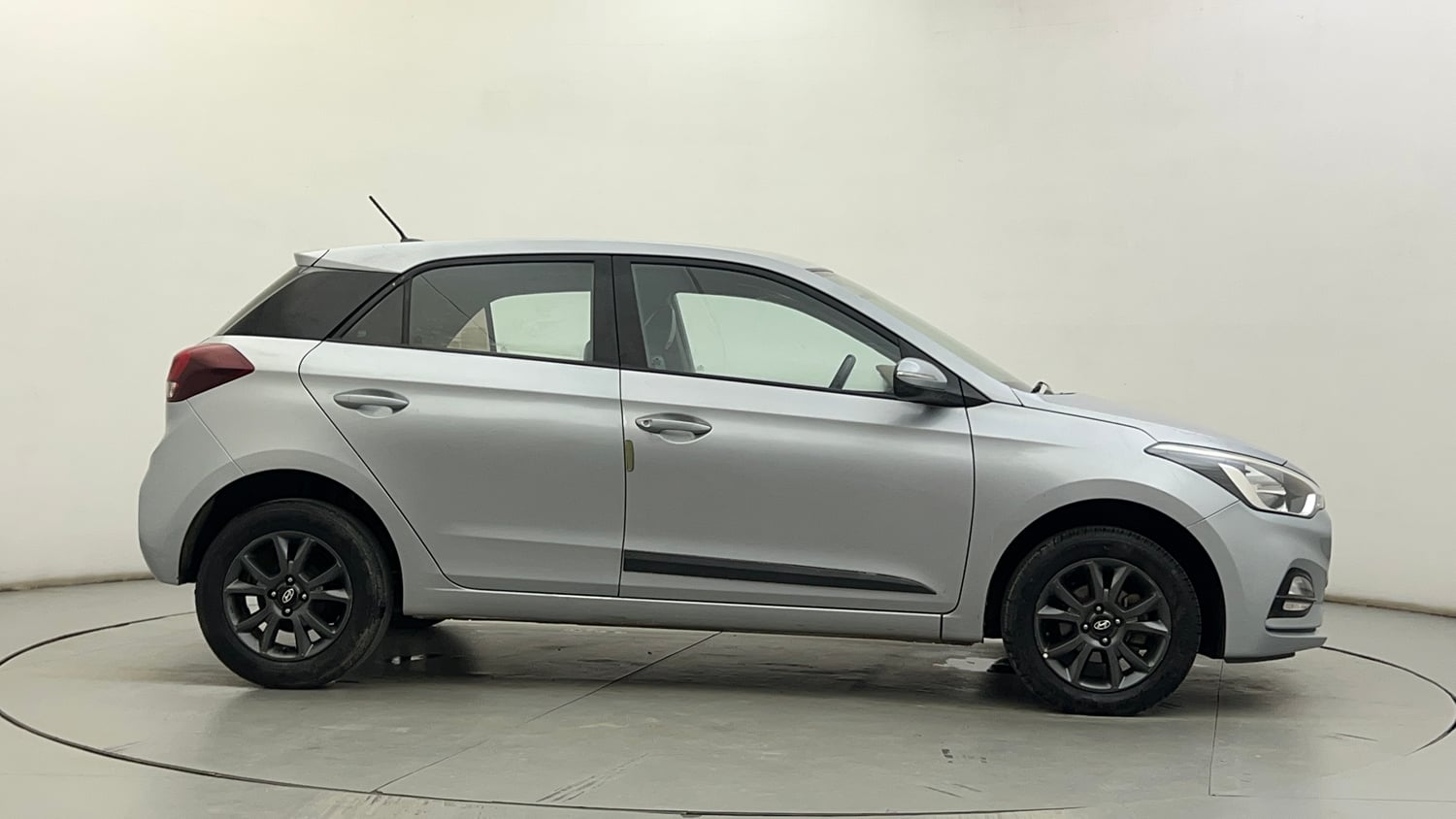 Used 2020 Hyundai Elite i20 Sportz Plus 1.2 Petrol Manual exterior RIGHT SIDE VIEW