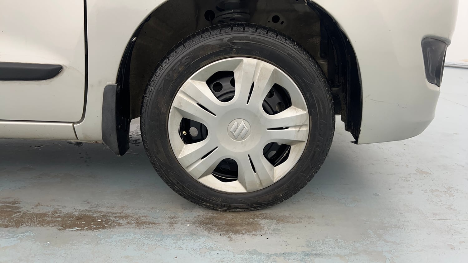 Used 2017 Maruti Suzuki Wagon R 1.0 VXI AMT Petrol Automatic tyres RIGHT FRONT TYRE RIM VIEW