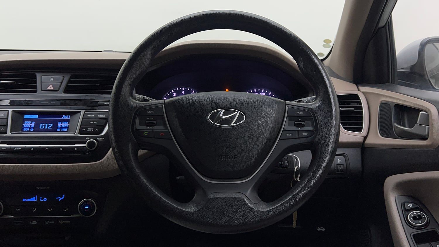 Used 2016 Hyundai Elite i20 Sportz 1.2 Petrol Manual interior STEERING VIEW