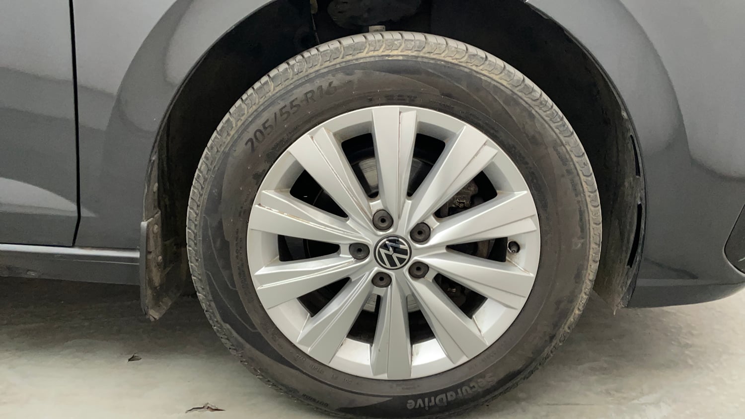 Used 2023 Volkswagen Virtus Highline 1.0 TSI AT Petrol Automatic tyres RIGHT FRONT TYRE RIM VIEW