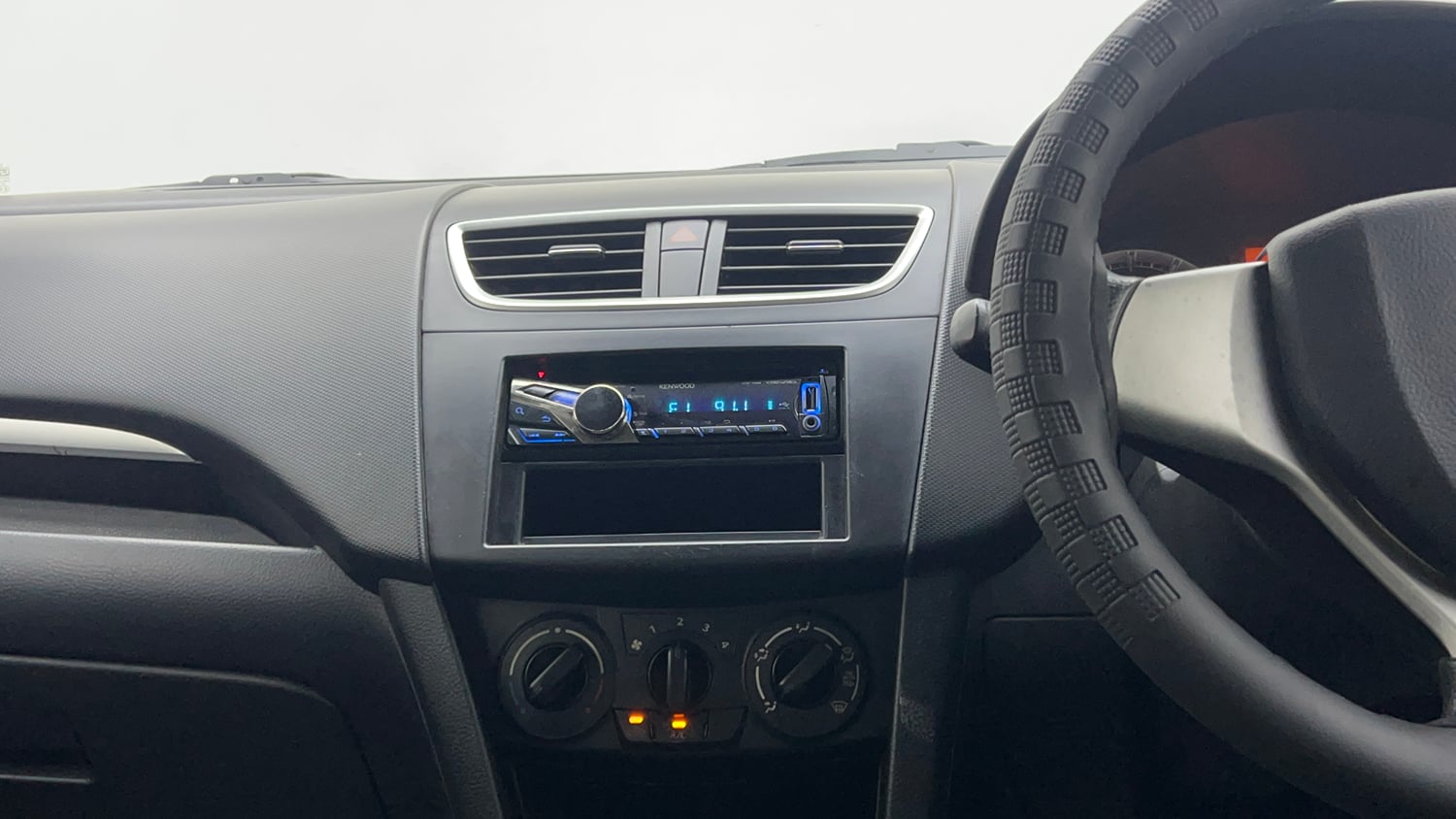 Used 2014 Maruti Suzuki Swift VXi Petrol Manual interior MUSIC SYSTEM & AC CONTROL VIEW