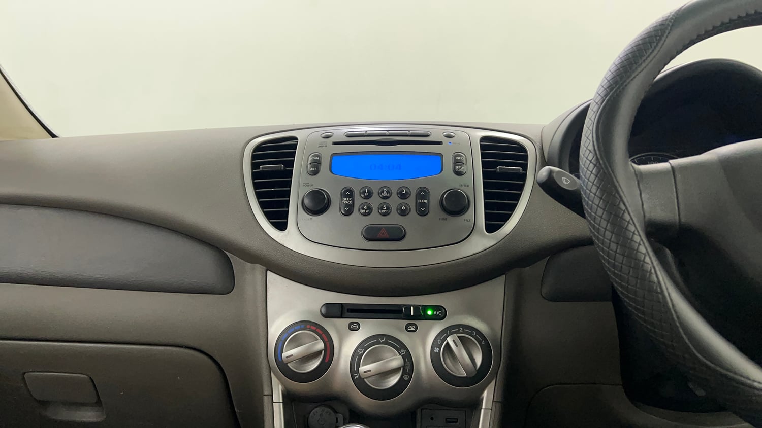 Used 2014 Hyundai i10 Sportz 1.1 iRDE2 Petrol Manual interior MUSIC SYSTEM & AC CONTROL VIEW