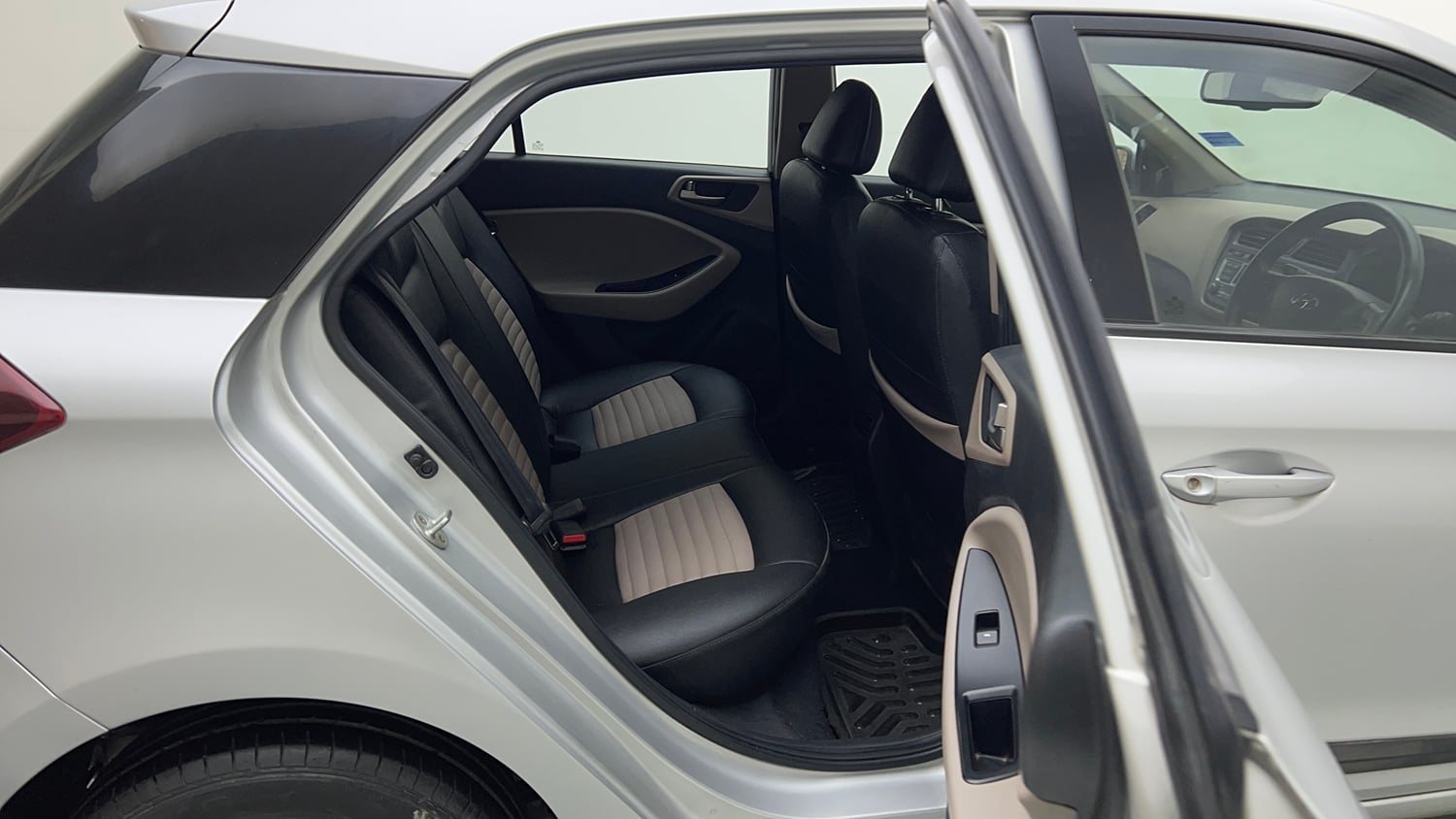 Used 2016 Hyundai Elite i20 Sportz 1.2 Petrol Manual interior RIGHT SIDE REAR DOOR CABIN VIEW