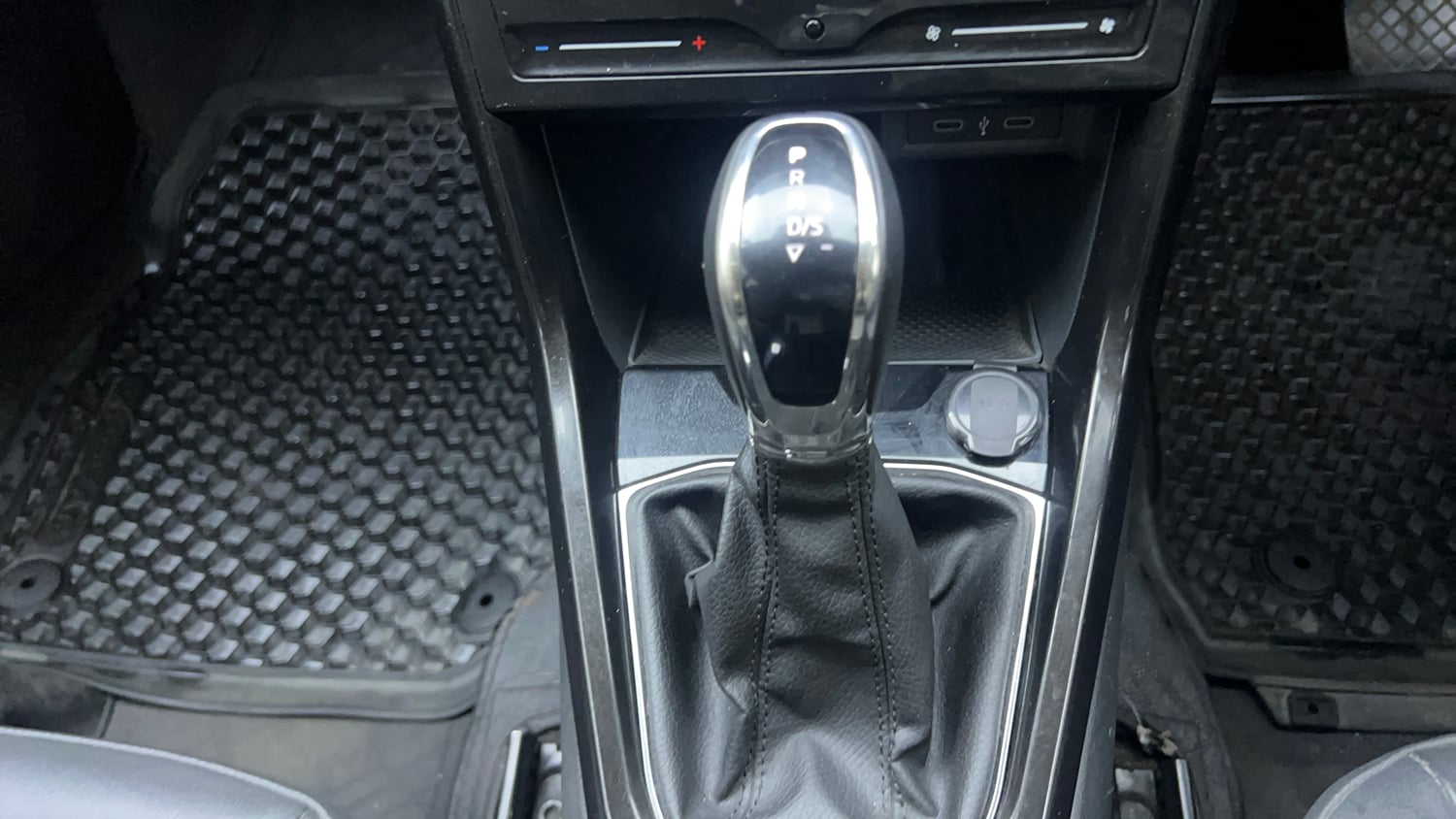 Used 2022 Skoda Kushaq Style 1.5L TSI DSG (6 Airbags) Petrol Automatic interior GEAR  KNOB VIEW