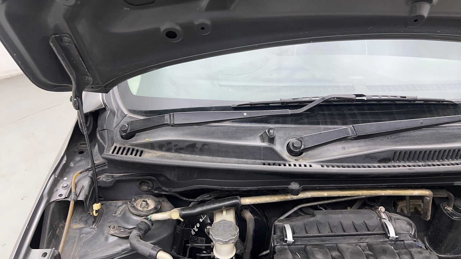 Used 2016 Maruti Suzuki Celerio ZXi Petrol Manual engine ENGINE RIGHT SIDE HINGE & APRON VIEW
