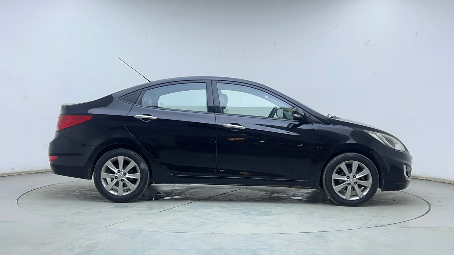 Used 2013 Hyundai Verna Fluidic 1.6 VTVT SX Petrol Manual exterior RIGHT SIDE VIEW