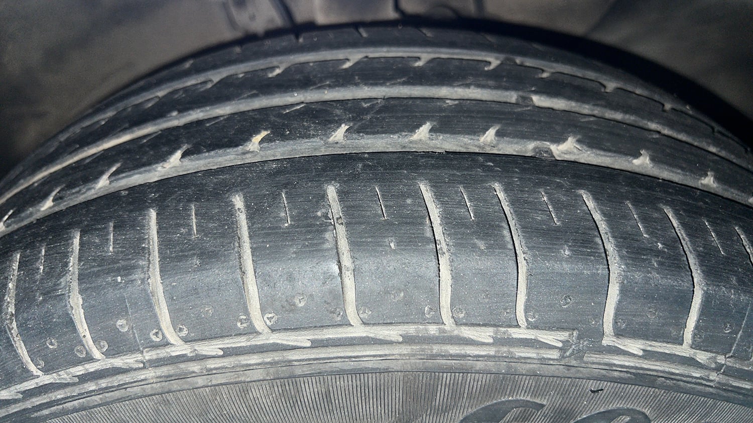 Used 2016 Hyundai Elite i20 Sportz 1.2 Petrol Manual tyres RIGHT FRONT TYRE TREAD VIEW