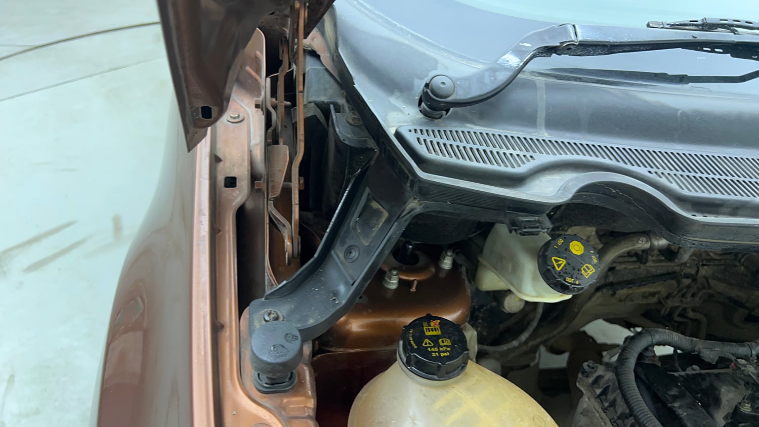 Used 2018 Ford EcoSport Trend + 1.5L Ti-VCT AT Petrol Automatic engine ENGINE RIGHT SIDE HINGE & APRON VIEW