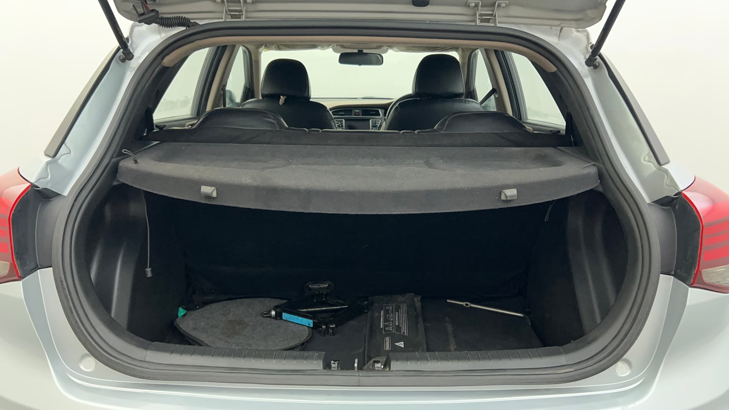 Used 2020 Hyundai Elite i20 Sportz Plus 1.2 Petrol Manual interior DICKY INSIDE VIEW