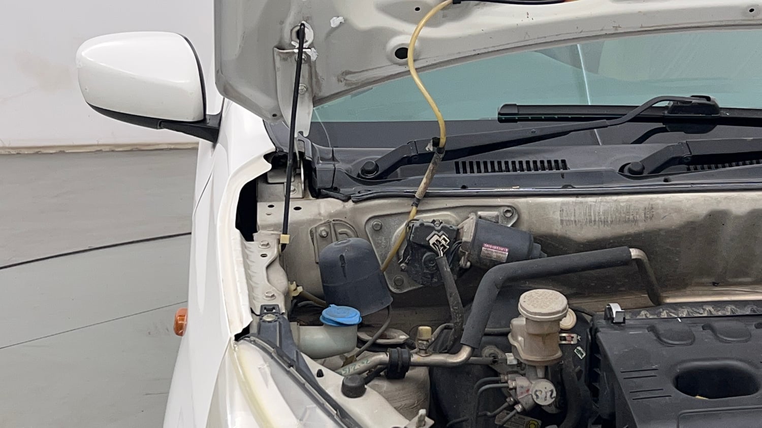 Used 2015 Maruti Suzuki Alto K10 VXi Petrol Manual engine ENGINE RIGHT SIDE HINGE & APRON VIEW