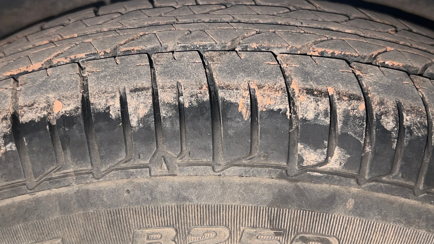 Used 2013 Hyundai i10 Sportz 1.2 Kappa2 Petrol Manual tyres RIGHT REAR TYRE TREAD VIEW