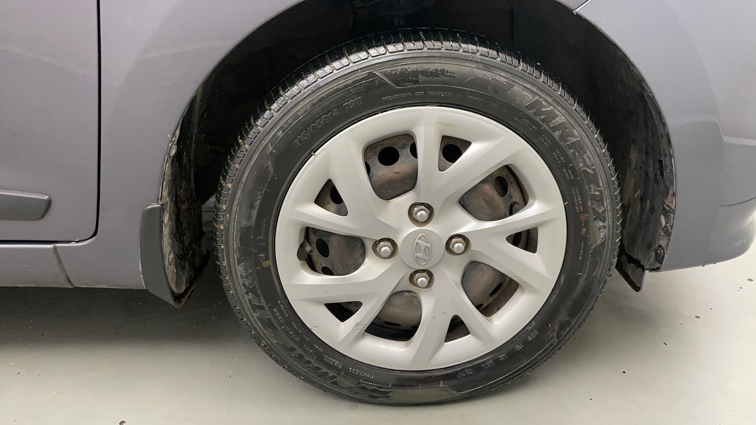 Used 2017 Hyundai Grand i10 Sportz (O) 1.2 Kappa VTVT Petrol Manual tyres RIGHT FRONT TYRE RIM VIEW