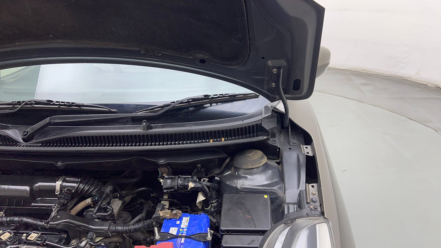 Used 2020 Maruti Suzuki Baleno Zeta Petrol Manual engine ENGINE LEFT SIDE HINGE & APRON VIEW