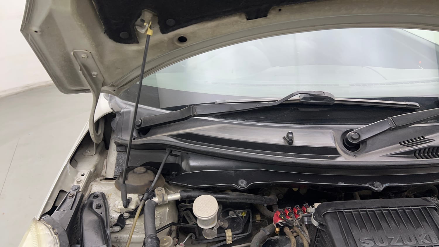 Used 2015 Maruti Suzuki Swift VXi Petrol Manual engine ENGINE RIGHT SIDE HINGE & APRON VIEW