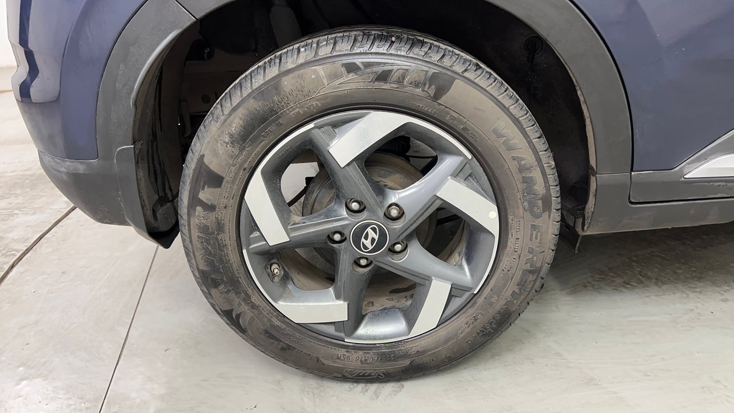 Used 2021 Hyundai Venue SX Plus 1.0 Turbo DCT Petrol Automatic tyres RIGHT REAR TYRE RIM VIEW