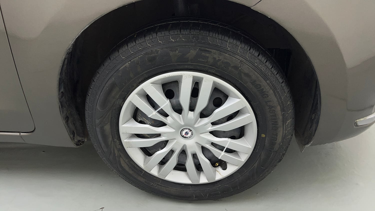 Used 2017 Maruti Suzuki Dzire VXi AMT Petrol Automatic tyres RIGHT FRONT TYRE RIM VIEW