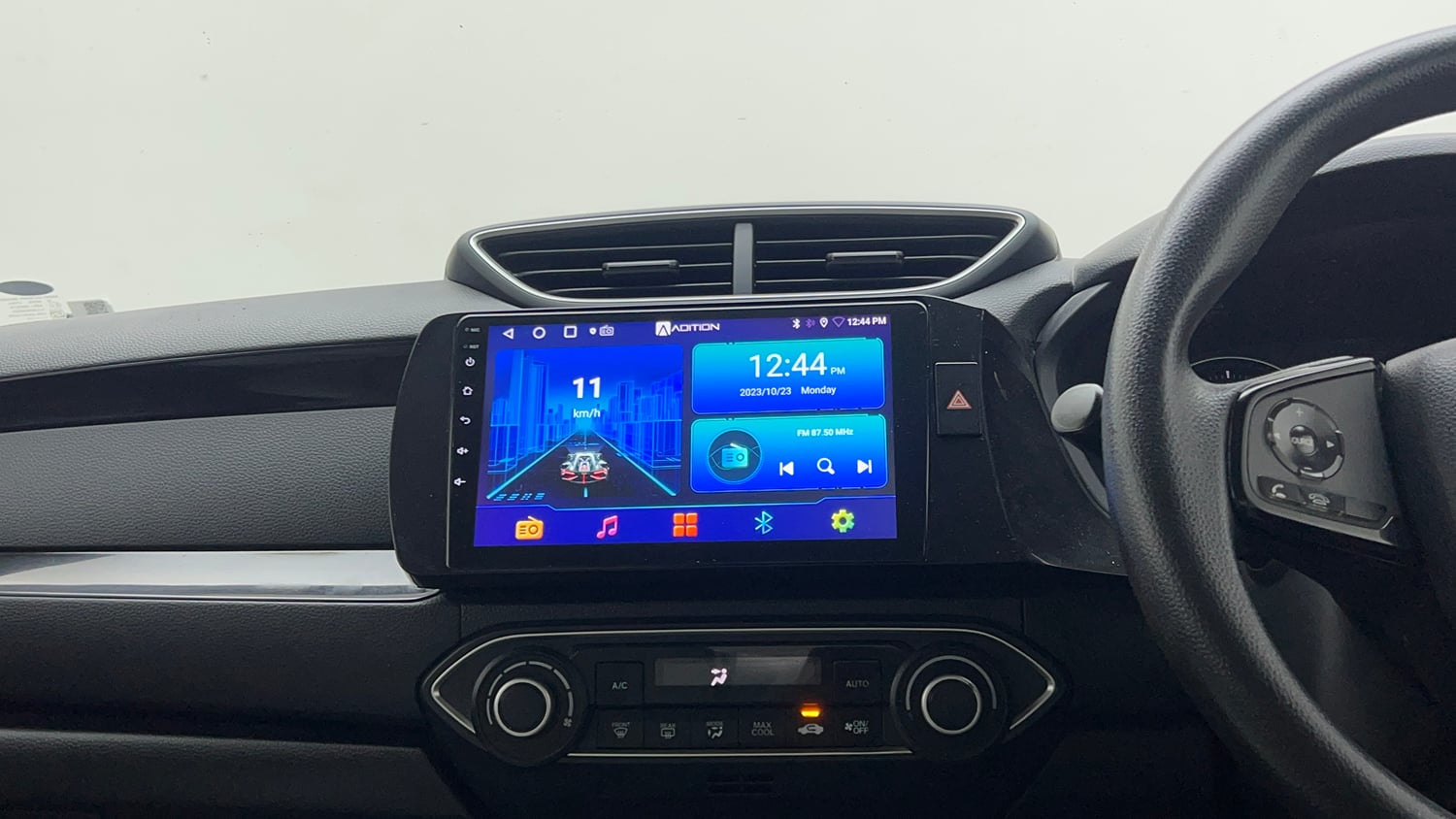 Used 2018 Honda Amaze 1.5 V CVT Diesel Diesel Automatic top_features Integrated (in-dash) music system